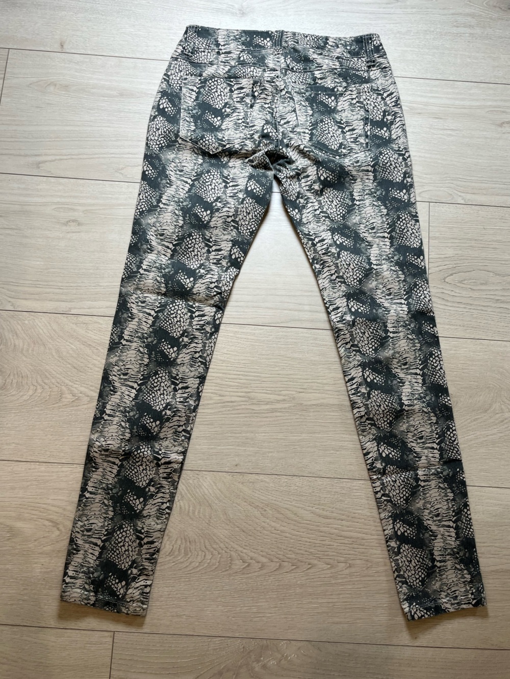 Cabi Snake-print Blackish + Beige Jeans Women’s Size 2 EUC